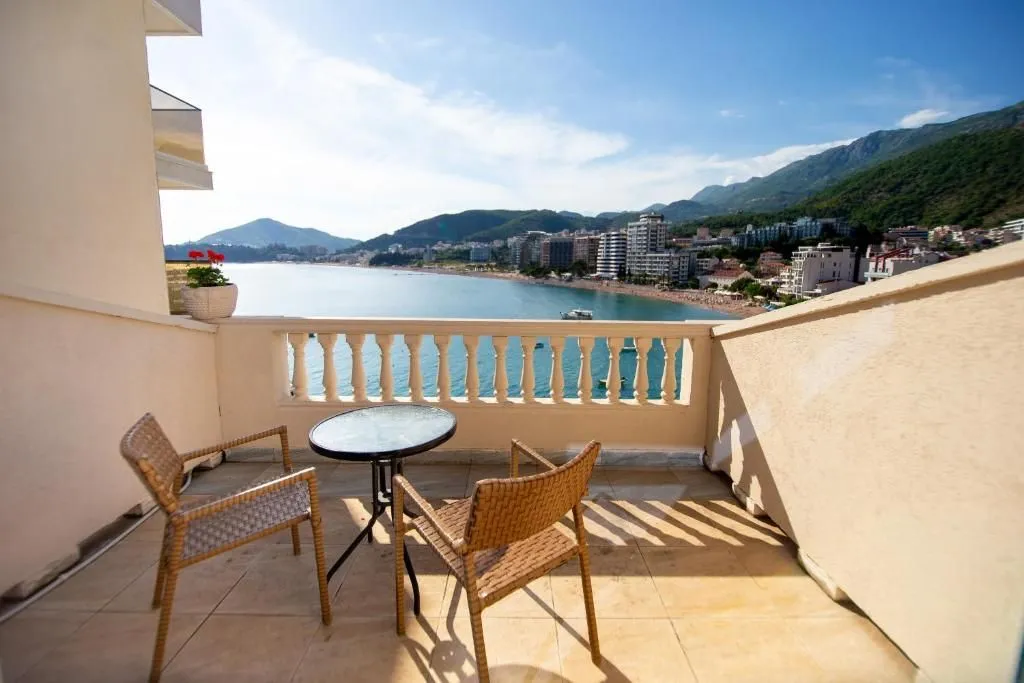 Rent, hospitality venue, 1500m², Bečići, Budva