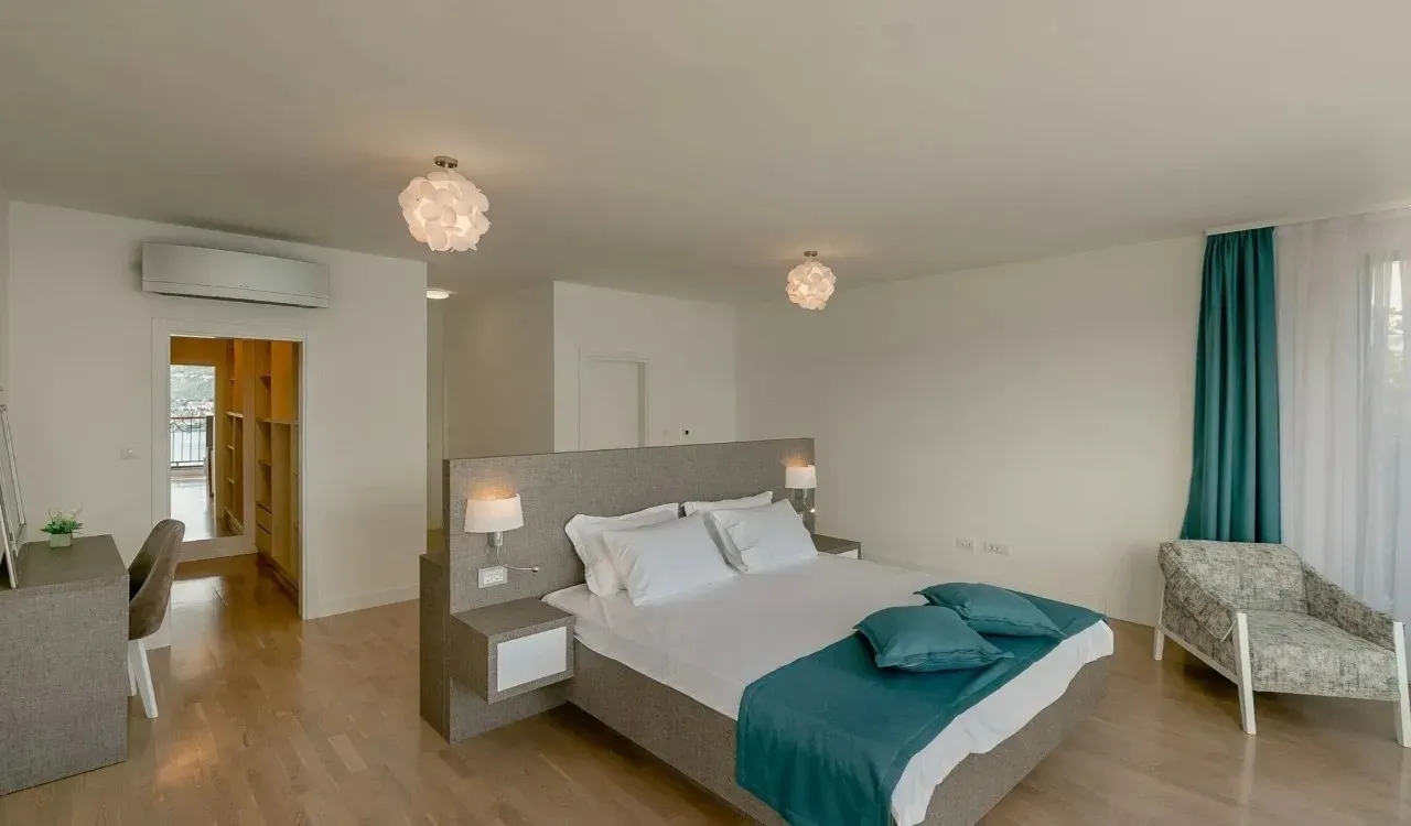 Sale, house, 236m², Njivice, Herceg Novi
