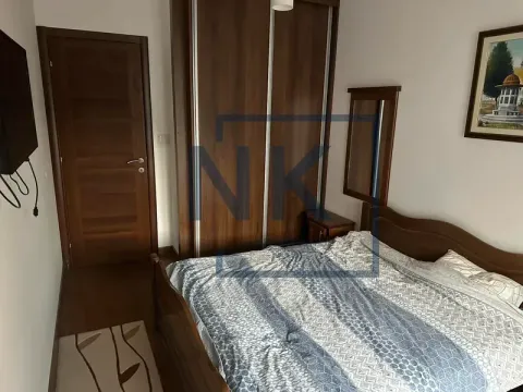 Namještena spavaća soba sa bračnim krevetom, velikim ormarom i drvenim vratima. - image 8