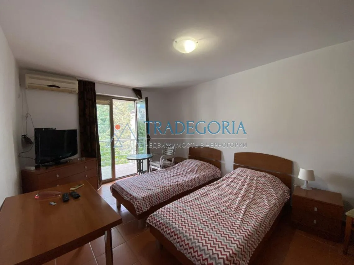 Bedroom with two single beds and access to the terrace.