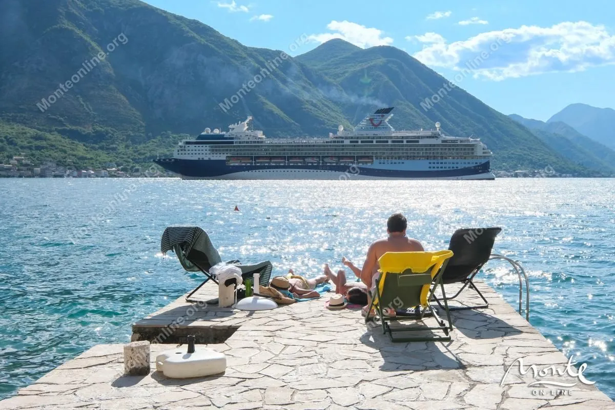 Prodaja, dvosoban stan, 85m², Dobrota, Kotor