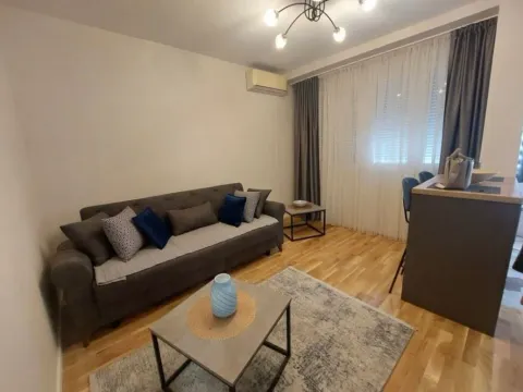 Izdavanje, jednosoban stan, 30m2, Centar, Tivat