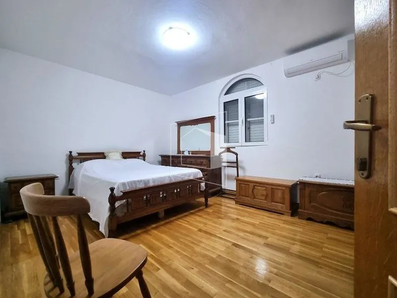Izdavanje, kuća, 400m², Zlatica, Podgorica