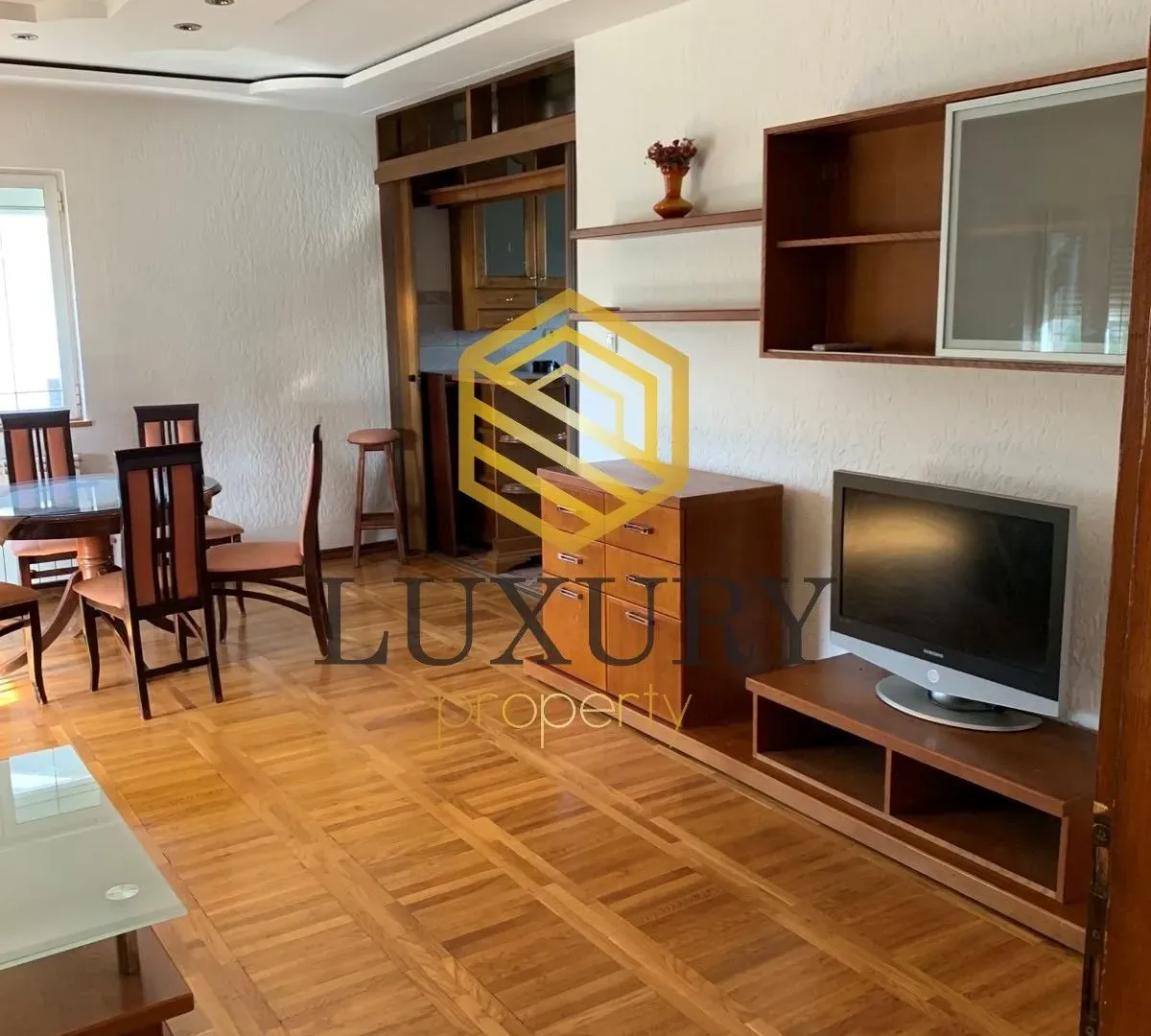 Izdavanje, kuća, 250m², Tološi, Podgorica