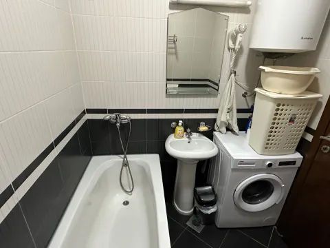 Manje kupatilo sa kadom, umivaonikom i veš mašinom. - image 14