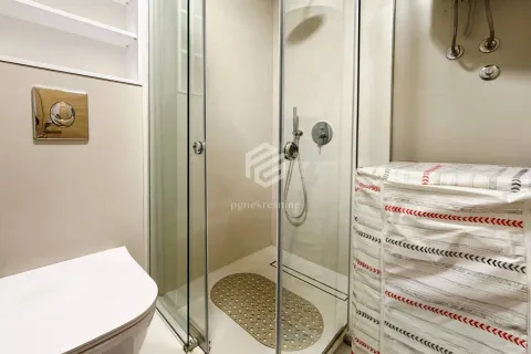 Manje kupatilo sa tuš kabinom, WC šoljom i veš mašinom. - image 16