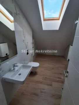 Potkrovno kupatilo sa umivaonikom, toaletom i krovnim prozorom. - image 10