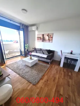 Dnevna soba sa garniturom, trpezarijskim stolom i izlazom na terasu. - image 2