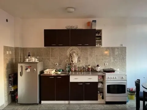 Manja kuhinja sa tamnim elementima, frižiderom i šporetom. - image 6