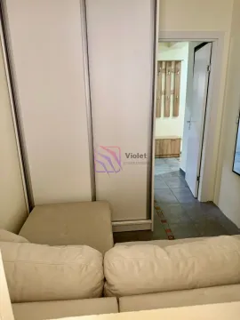 Pogled iz dnevne sobe prema hodniku sa ugrađenim plakarom. - image 10