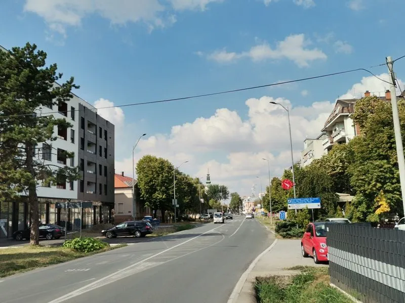 Pogled na ulicu i okolne zgrade u blizini nekretnine.