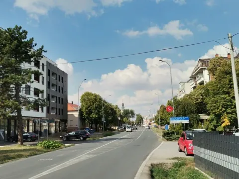 Pogled na ulicu i okolne zgrade u blizini nekretnine. - image 2