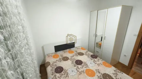 Furnished bedroom with a double bed and a wardrobe. - image 3