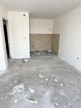 Pogled na nenamješten prostor predviđen za kuhinju u fazi završnih radova. - image 2