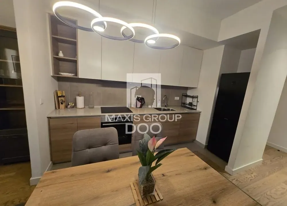 Izdavanje, trosoban stan, 80m², Savski Venac, Beograd