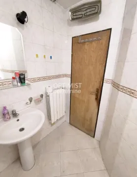 Manje kupatilo sa umivaonikom i pločicama. - image 10
