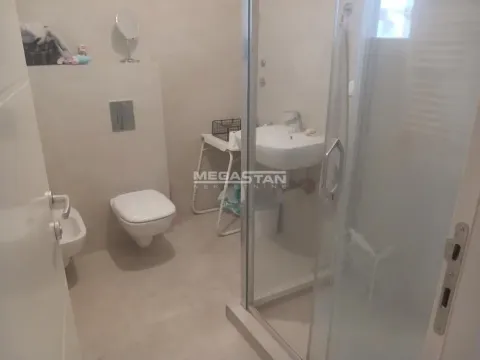 Moderno kupatilo sa tuš kabinom, umivaonikom i toaletnim elementima. - image 9