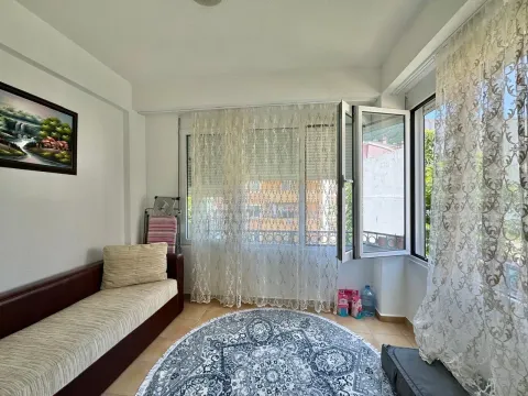 Dnevna soba sa garniturom, tepihom i izlazom na terasu sa prozorima i zavjesama. - image 6