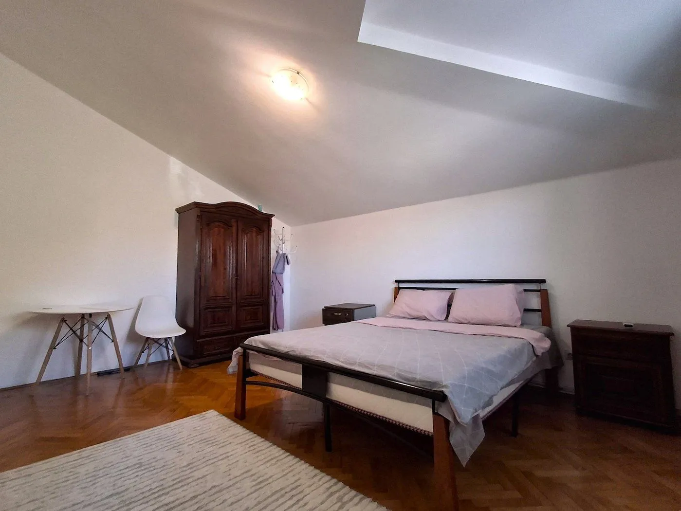 Izdavanje, kuća, 350m², Dahna, Podgorica