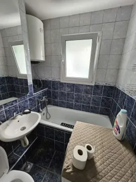 Kupatilo sa kadom, umivaonikom i bojlerom. - image 15
