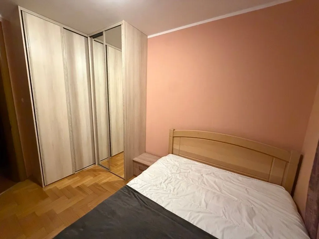 Bedroom with a double bed and a built-in wardrobe with a mirror.