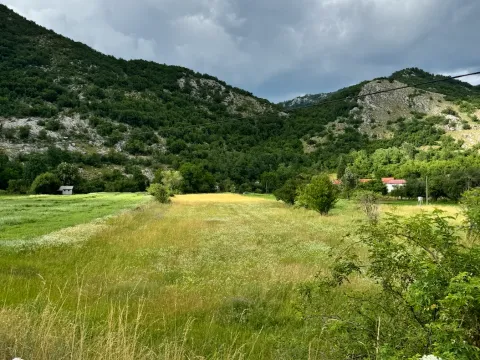 Zemljište in Grahovo