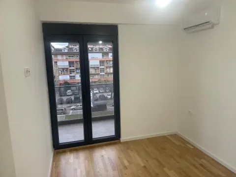Izdavanje, dvosoban stan, 64m², Stari Aerodrom, Podgorica - image 7