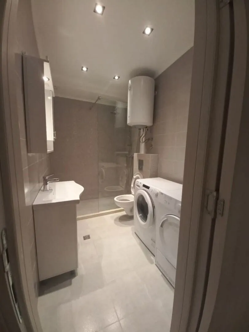 Izdavanje, dvosoban stan, 90m², Kalimanj, Tivat