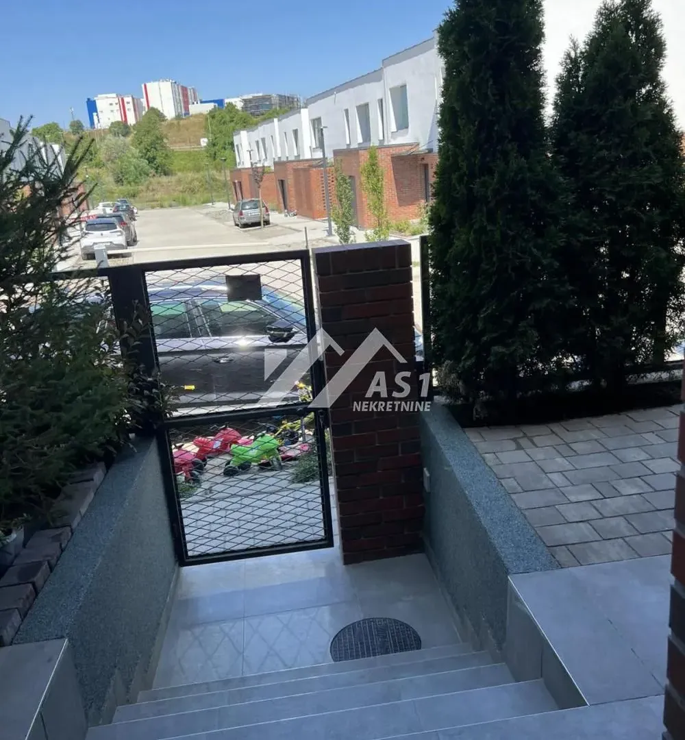 Prodaja, četvorosoban stan, 73m², Karagača, Petrovaradin