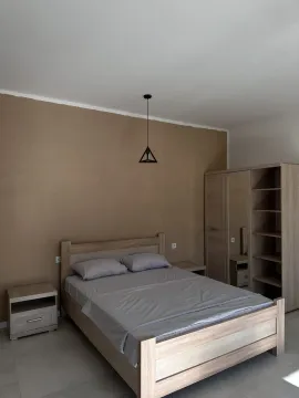 Namještena spavaća soba sa bračnim krevetom, plakarom i noćnim stočićima. - image 4