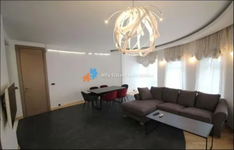 Prostrani dnevni boravak sa garniturom, trpezarijskim stolom i modernim lusterom. - image 3