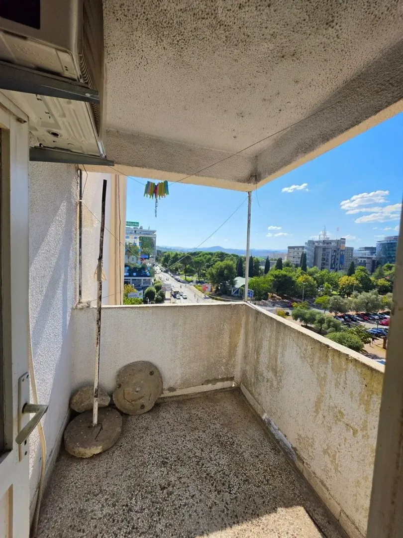 Nenamešten balkon sa pogledom na grad.