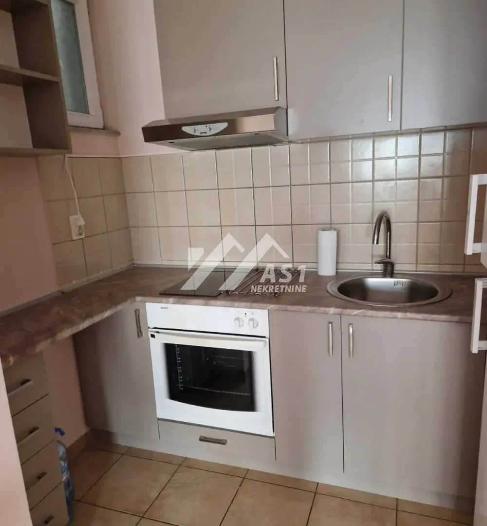 Izdavanje, trosoban stan, 58m², Centar, Novi Sad