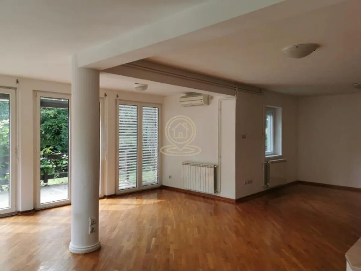 Spacious bright living room with parquet flooring and access to the terrace.