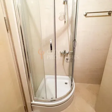 Tuš kabina sa staklenim vratima u kupatilu. - image 4