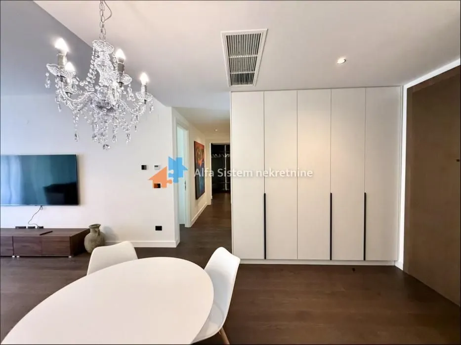 Izdavanje, četvorosoban stan, 110m², Savski Venac, Beograd