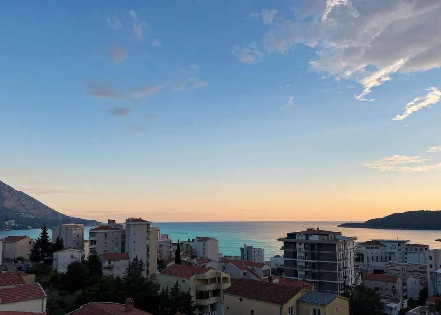 Pogled na grad i more u sumrak.