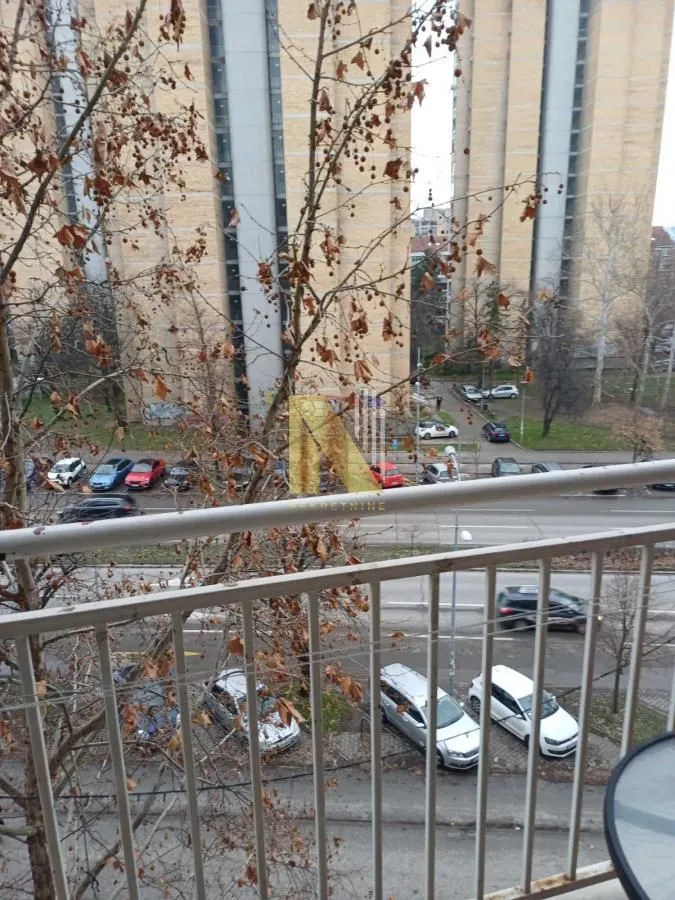 Pogled sa terase na ulicu i parkiralište.