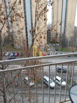 Pogled sa terase na ulicu i parkiralište. - image 26