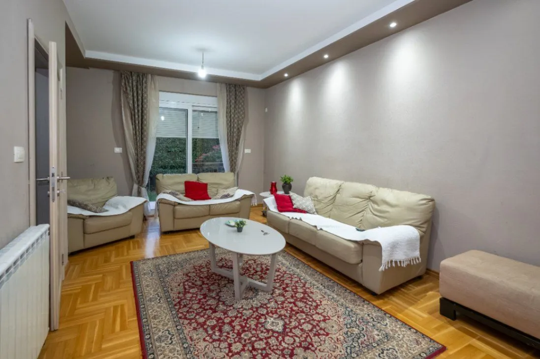 Izdavanje, kuća, 220m², Tološi, Podgorica
