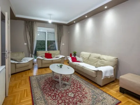 Izdavanje, kuća, 220m², Tološi, Podgorica - image 12