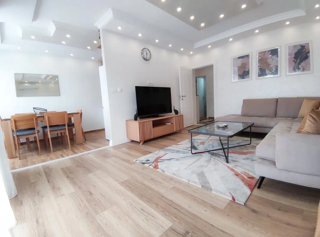 Izdavanje, dvosoban stan, 86m², Centar, Podgorica