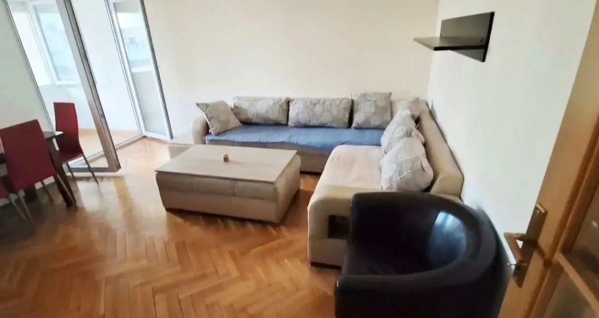 Izdavanje, dvosoban stan, 70m², Tološka šuma, Podgorica