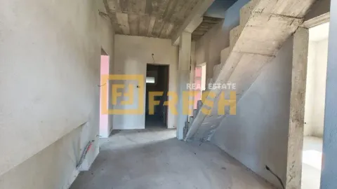 Unutrašnjost nekretnine u izgradnji sa betonskim stepeništem i neomalterisanim zidovima. - image 6