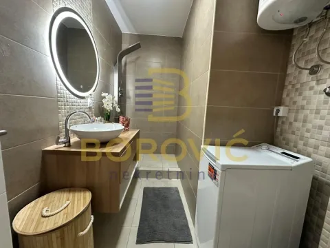 Moderno kupatilo sa tuš kabinom, umivaonikom i veš mašinom. - image 5