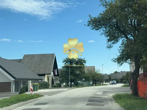 Pogled na ulicu i porodične kuće u naselju. - image 4