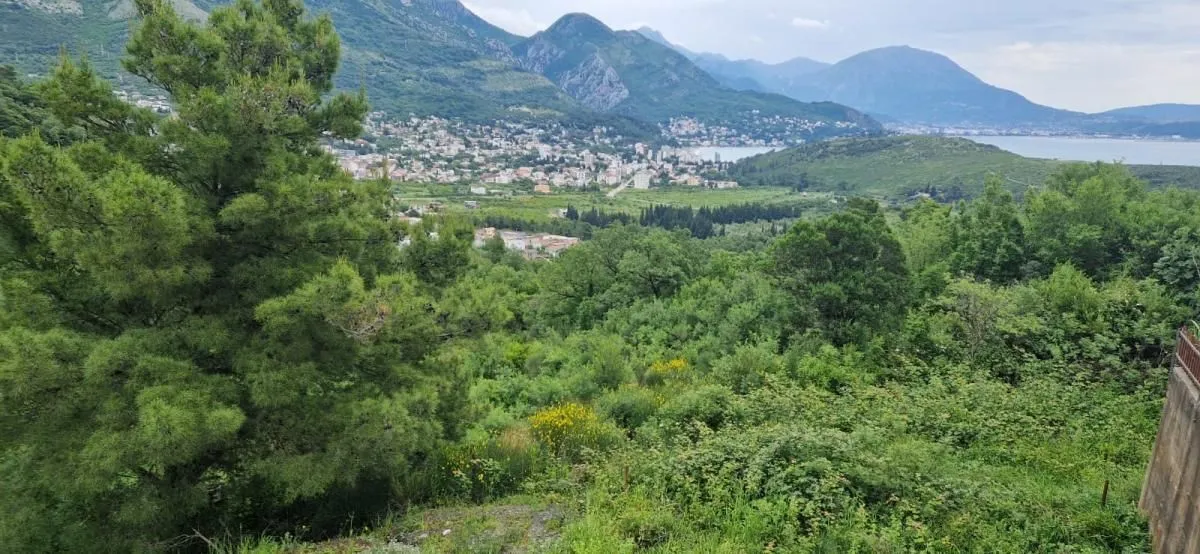 Pogled na okolnu prirodu, naselje i more iz daljine.
