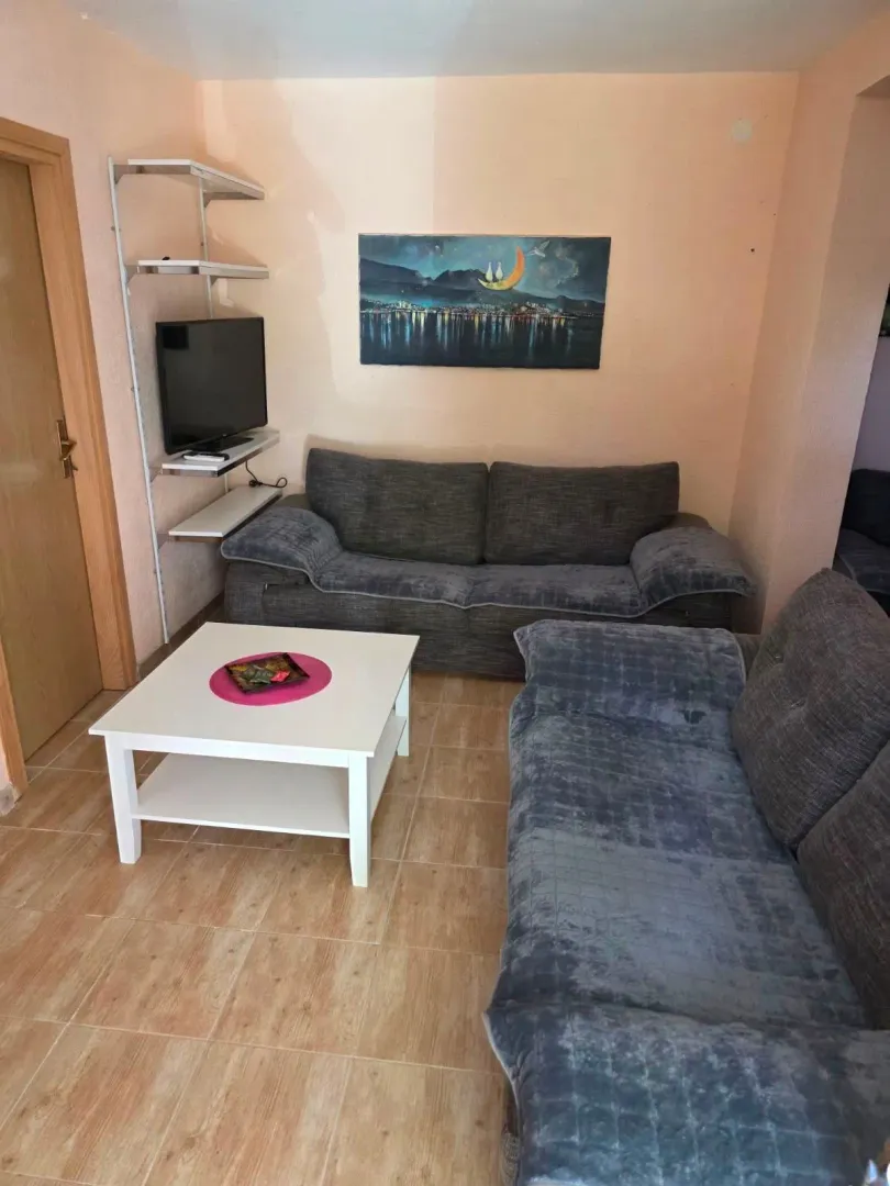 Izdavanje, dvosoban stan, 50m², Kavač, Kotor