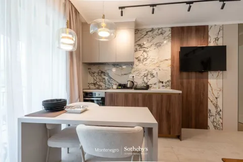 Moderna kuhinja sa trpezarijskim stolom i mermernim detaljima. - image 12