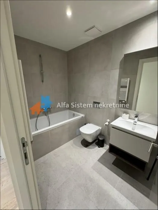 Izdavanje, četvorosoban stan, 110m², Savski Venac, Beograd